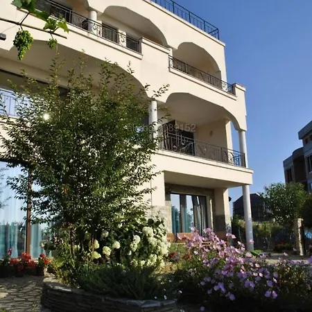 азалия Πανσιόν *