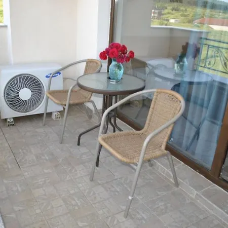 азалия Πανσιόν *