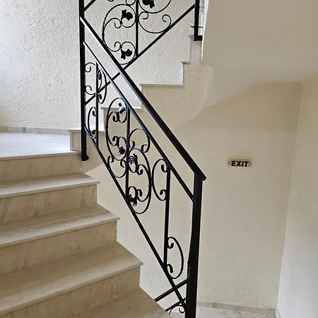 азалия Πανσιόν *