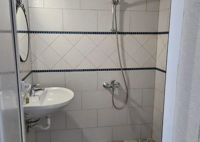 Къща за гости азалия